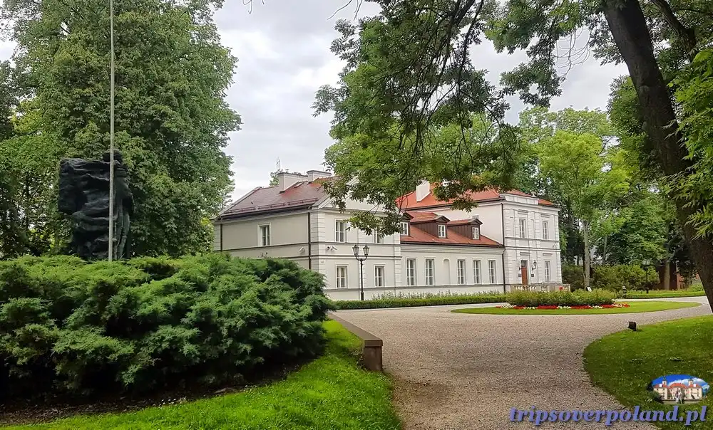 Polecamy Zespół pałacowo-parkowy w Warce jako cel kolejnej wycieczki po Polsce